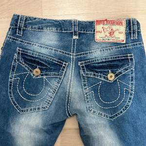 True religion jeans i bra skick💕 Innerbenslängd - 84cm  Byxlängd- 110 cm  Midja tvärs över- 42 cm    (Pris går att diskutera)