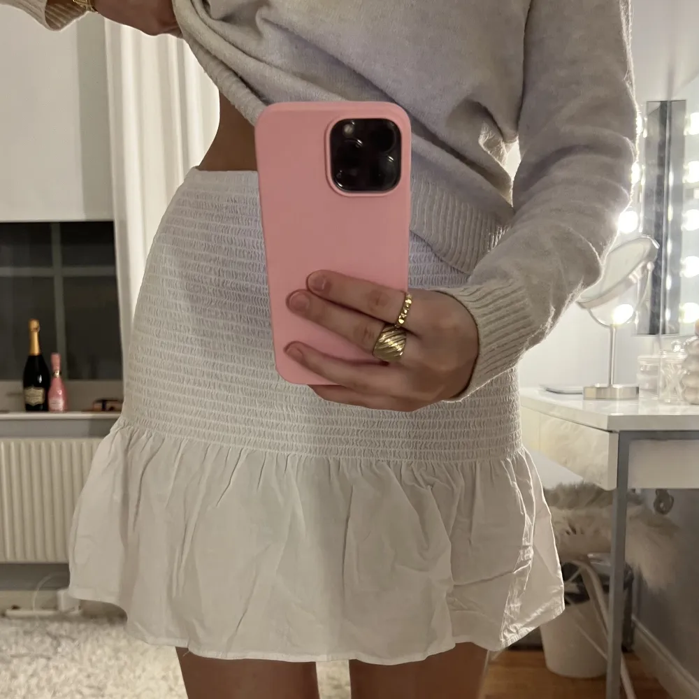 Vit kjol med en volang längst nere från H&M i storlek s, helt oanvänd (kjolen är ej struken pl bilden)🤍. Kjolar.