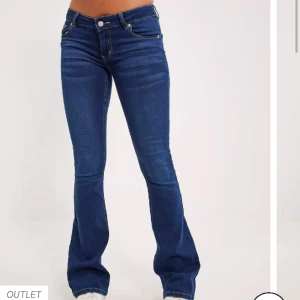 Lågmidjade jeans  - Säljer dessa lågmidjade jeans från Nelly. De finns defekter längst ner vid foten då de är lite för långa för mig men annars är de i jättebra kvalite. Skriv gärna för fler frågor. 