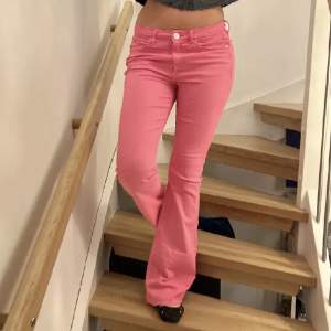 Super fina och sköna rosa jeans från river island. Bilderna är lånade och jeansen är klippta där nere efter mig som är ca 168😊