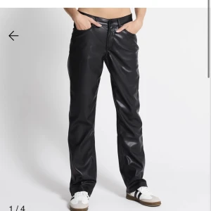 Skinnbyxor low waist  - Ett par snygga lågmidjade skinnbyxor från lager 157. Super snygga och faktist helt oanvända. Ordinariepris 400kr