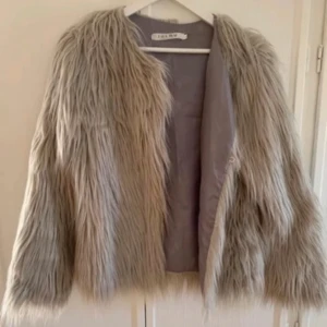 fuskpäls jacka - as snygg pälsjacka💘💘perfekt nu till vintern!! Lappen har tyvärr ramlat av så vet inte vilket märke!