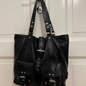 Mulberry Roxanne Tote A4 - Väckan är dock lagad i ett hörn som skavts samt att remmarna bytts ut pga slitage. Fint skick i övrigt. Innerficka med dragkedja.   Kostade 8990 kr 2009. Jag köte den på NK-rean och kvitto medföljer. 