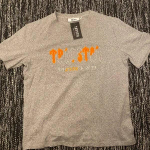 Trapstar T-shirt Orange/Grå - Fin Trapstar T-shirt aldrig använd och perfekt skick! 🇬🇧 DM om funderingar.