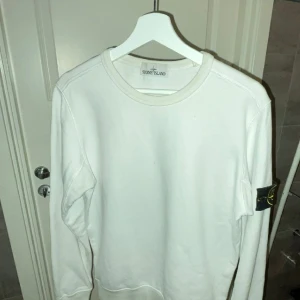 Stone island  - Tja! Säljer min Stone då den aldrig kommer till användning  Skick 8/10 sparsamt använd inga hål elle fläckar. Kan gå ner i pris vid snabb affär👍