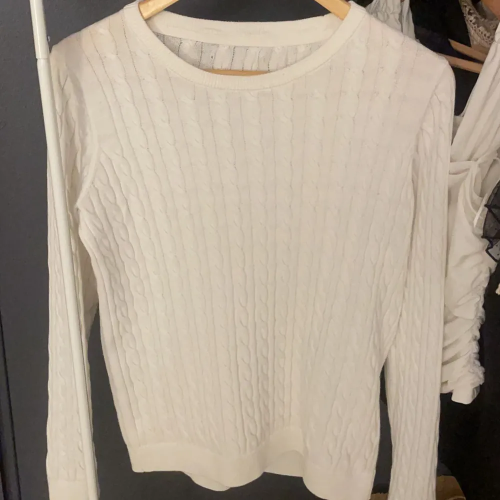 Säljer denna snygga vita tröjan i storlek S passar M också!💓 säljer för kommer inte till användning. Tröjor & Koftor.