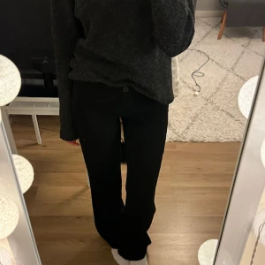 lågmidjade kostymbyxor - ASsnygga kostymbyxor!! skriv för fler bilder. lågmidjade och jättefin passform. de finaste jag någonsin testat men lite för små för mig tyvärr🤍 originalpris 499, storlek 32 men sitter som 34