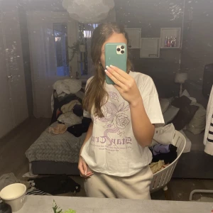 Vit Tshirt - En vit tshirt med lila motiv! Bra skick men en svart fläck som ej gått bort i tvätten (se bild 2)💞