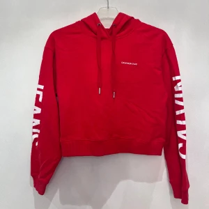 Tröja  - Superfin Cropped Hoodie från Calvin Klein Jeans. Storlek XS men passar även S