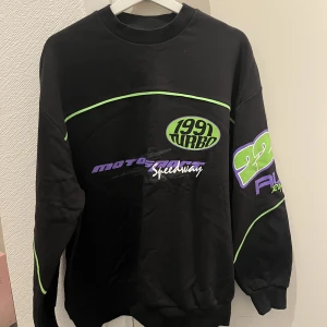 Tröja asos - Tröja från asos i strl M med tryck på. Aldrig använd.