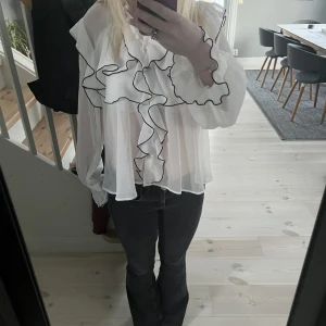Blus från Zara - Säljer nu min fina blus från zara som inte kommer till användning och därmed bara använd 1 gång och i bra skick💞💞
