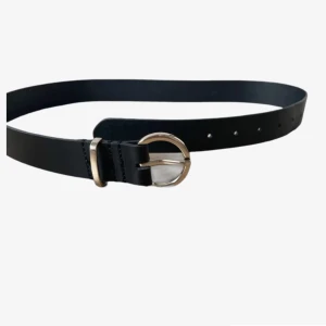 Svart skärp  - Säljer ett svart skärp från H&M med gulddetalj fram, det är i jättebra skick men kommer tyvär aldrig till användning för mig. 