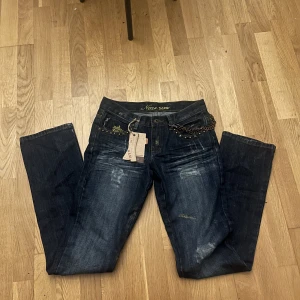 Jeans - Så coola jeans med snygga detaljer och lappen kvar så Aldrog använda🥰 de är raka i modellen, kom privat för frågor elr bilder❤️