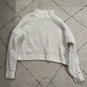 Vit stickad tröja  - Vit stickad tröja i nyskick.