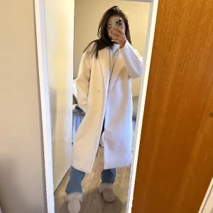 kappa - fin beige kappa från h&m. har synliga fläckar på baksidan!🤍