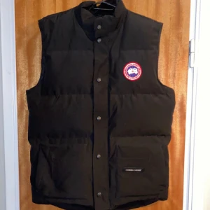 Canada goose väst  - Säljer en fin canada goose väst som är knappt använda och är i ett mycket fint skick. Säljer den på grund av att jag behöver pengar. Om du är intresserad eller har frågor så är de bara att kontakta mig om de är något. Priset kan diskuteras😊