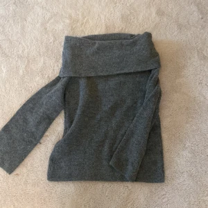 off shoulder tröja - säljer min off shoulder tröja från hm!  Använd 1 gång, pris går att diskutera!