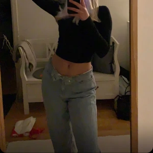 Blåa jenas - Säljer mina jättefina jenas från NAKD då jag har en del jeans. De är i bra skick och är lite högre i midjan men man kan vika ner de som jag har gjort på första bilden för en lägre midja och extra snygg detalj😉vid snabb affär kan pris diskuteras.