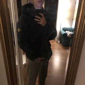 Stone island jacka - Tjena, säljer min stone island jacka då den ej passa mig i storlek. Små defekter men som inte syns vid användning(ej äkta)  Den är navy blå, det syntes inte så bra på bilderna.  Den är varm, perfekt till vinter Bara att skriva vid frågor!