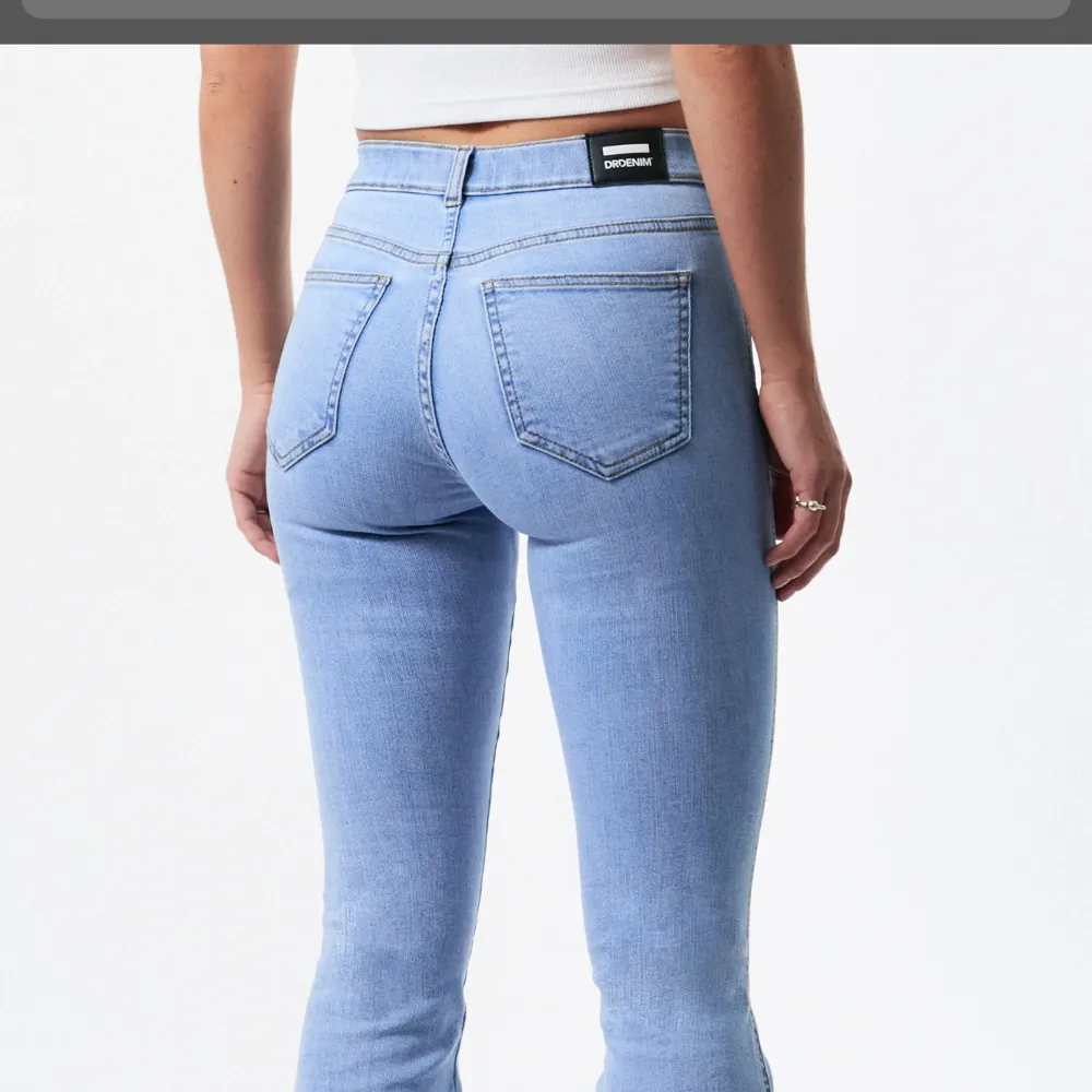 jättefina low waisted/ mid waisted jeans i storlek S. Jeans & Byxor.