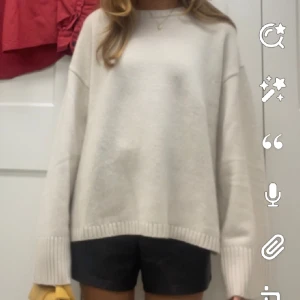 Kashmir tröja - Hej kollar nu om någon är intresserad av att köpa denna sjukt snygga stickade tröja från hm❤️❤️ den är verkligen så snygg men används inte längre. Köpt för 1499kr