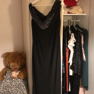 Svart långklänning  - Svart Långklänning perfekt för fest, använd endast en gång! 