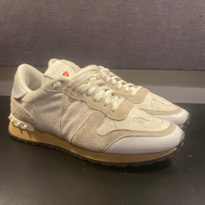 Valentino Rockrunners  - Hej! Säljer nu mina Skor från märket Valentino, fint skick. Varan är givetvis äkta. Tveka inte på att höra av dig om du har frågor eller funderingar kring varan!