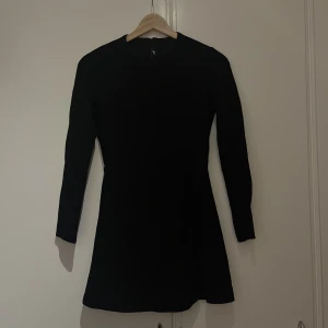Svart vintage miniklänning med slits - Svart vintage miniklänning med slits, tar gärna mer bilder så det syns bättre!  Storlek 36, men är mer som en XS. Tjockare och fint material. 