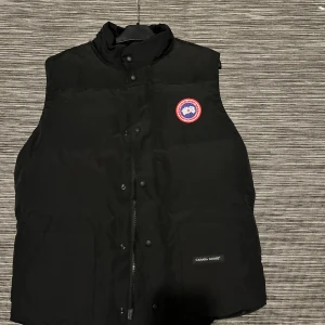 Canada Goose Väst - Canada Goose väst. Använd endast denna höst. 