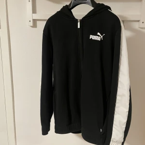 Puma hoodie med dragkedja - Puma hoodie med dragkedja, med riktigt snygga ärmar. Storlek S. Fint skick. Nypris 599 kronor vårt pris 199 kronor 