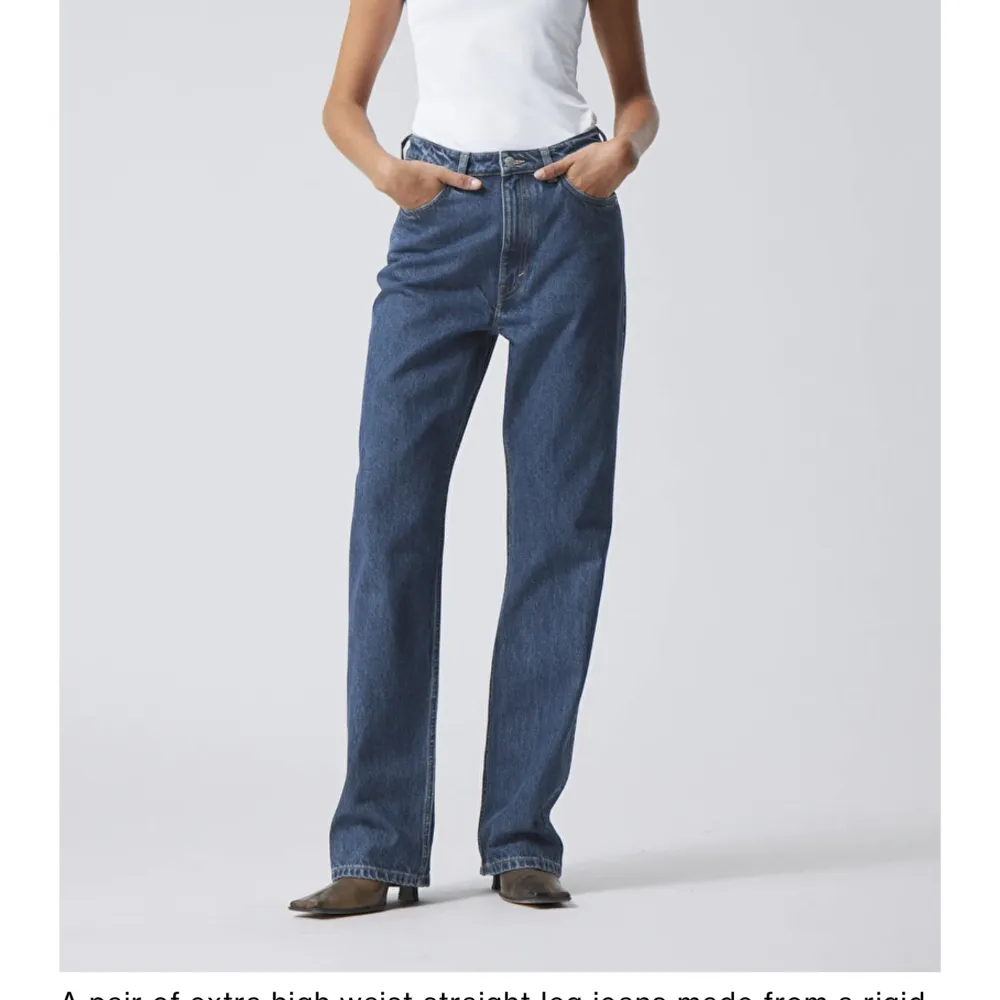 Mörkblåa straight jeans från weekday (rowe extra high straight jeans - nobel blue) i perfekt skick, sparsamt använda, inga defekter eller noppringar!! 💕💕 Nypris: 590kr.. Jeans & Byxor.