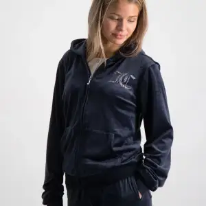 Säljer denna hoodie från JuicyCoture i mörk blått❤️ Jätte fint skick, kommer aldrig till användning pga fel storlek för mig🩷 säljer även matchande byxor på min profil!