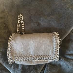 Snygg väska med kedja,storleken är perfekt för telefon,plånbok,smink mm💞