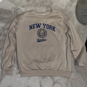Vintage Collegetröja  - Köpt på black friday i storlek L, men var för liten.  var för unisex så skulle snarare säga att den är M borde passa folk mellan 170-185 