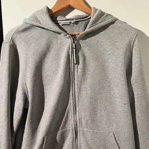 Björn Borg hoodie - Hej, säljer denna då den är ett snäpp för stort. Skulle rekommendera som julklapp till någon, av lagom pris! Ny kostar 625kr.