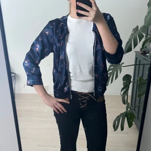 Kofta  - En fin kofta/tunn jacka. Står storlek L men skulle mer säga storlek S💕