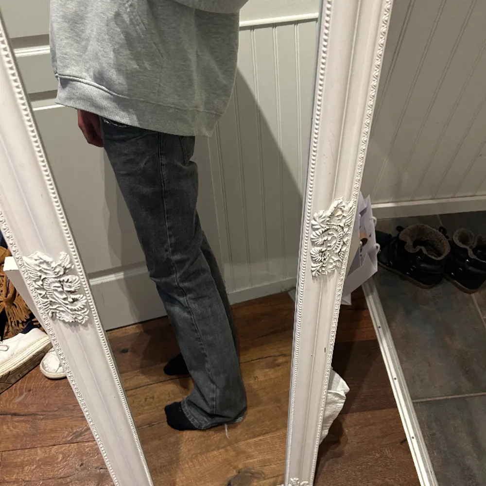 Skiiiit snygga och såå low waist jeans köpt seconhand på en marknad i Spanien ❤️‍🔥❤️‍🔥❤️‍🔥🫶🏼🫶🏼 mina favorit jeans, men lite stora på mig därför säljer jag 🥲🥲❤️‍🔥❤️‍🔥. Jeans & Byxor.