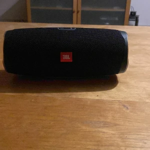JBL Charge 4 - Säljer en JBL högtalare. Högtalaren är relativt ny och fungerar som den ska. 