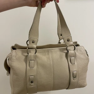 Läderväska  - Säljer denna as coola läderväskan ifrån Giorgio Armani! Väskan är i bra skick med knappast några defekter. Pris kan diskuteras vid snabb affär!
