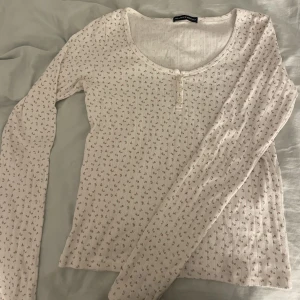 Brandy tröja - En snygg tröja från brandy melville, nästan inte onanvänd och i bra skick🥰( köpare står för frakt)