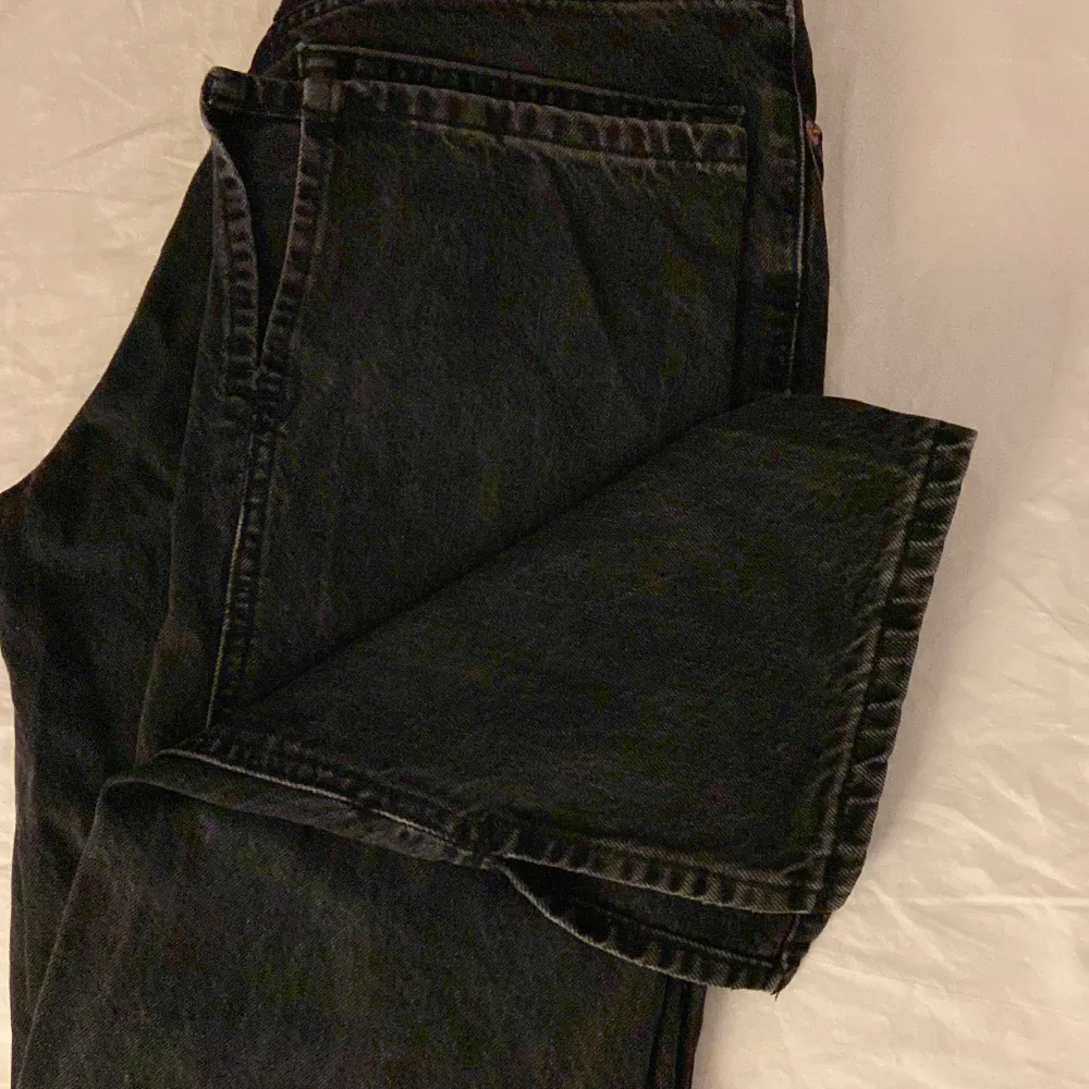 Lågmidjade svarta jeans med slits längst ned på benen, jätte bra pass form! Dom är petite i modellen men passar någon som är runt 160, pris kan självklart diskuteras!. Jeans & Byxor.