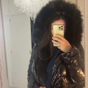 GLOSSY JACKA  - Glossy jacka från femenina. Den är storlek S och sitter bekvämt. Använd ett par gånger. Nuvarande pris på hemsidan 3700