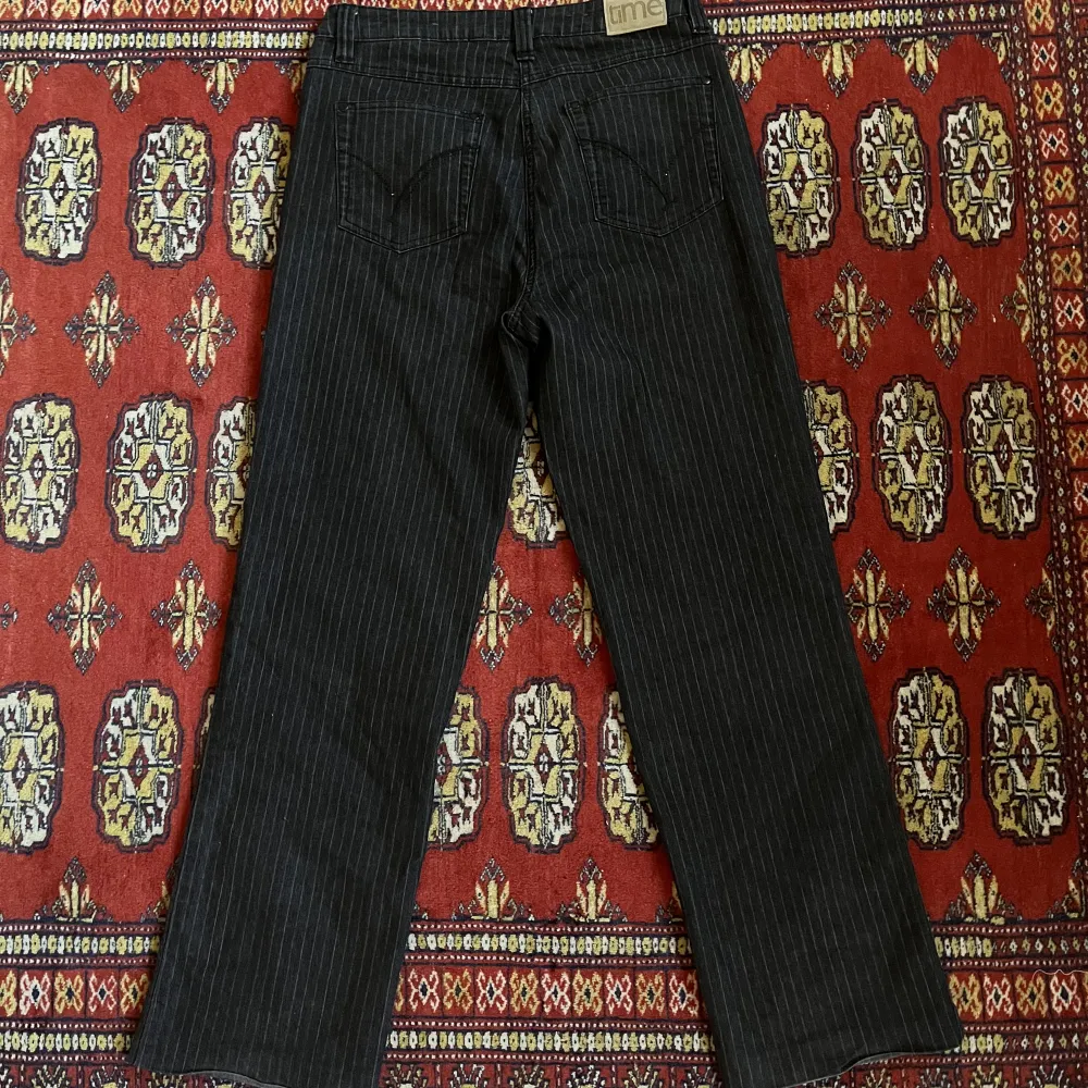 Ett par mid rise svarta jeans med vita ränder Midjemått: ca 74cm Innerbenslängd: ca 71cm (sitter lagom på mig som är ca 162). Jeans & Byxor.