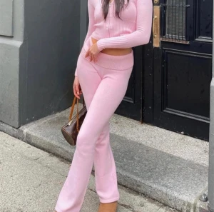 Catiana byxor (rosa) - Väldigt snygga byxor, köpte på vintBARA BYXORNA, de är i storlek s men de är väldigt stretchiga så de passar m också. Jag är 167cm och de är lite för korta för mig men passar nog bättre till 162-164cm. Helt oanvända, bara testade. Pris kan diskuteras💗💗💗💗💗