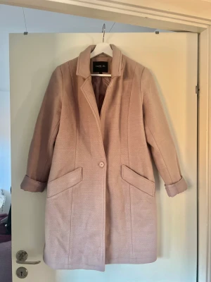 Fin rosa/beige kappa💕 - Denna kappan har använts ett par gånger men är ändå i bra skick. Den har en fin färg och ser elegant ut. Det var svårt att ta en bild där den riktiga färgen syns, skulle säga att den sista bilden visar den riktiga färgen mest🌷 