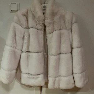 Fluffig krämvit jacka - Jätte fin fluffig jacka i krämvit färg, storlek s! Använd några ggr.