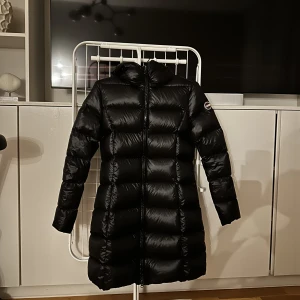 Colmar vinterjacka  - Colmar jacka av den längre modellen, använd fåtalet gånger. Inköpspris 5999kr 