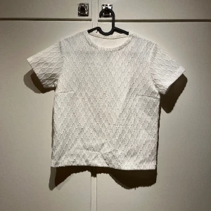 Vit tröja - Jättefin vit retrotröja med mönster och korta ärmar.