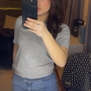 Tshirt - Säljer min fina grå finastickade tshirt från H&M! Använd, något nopprig. Storlek Xs💞 