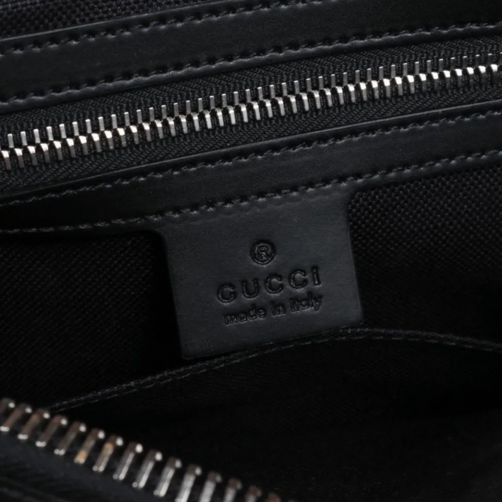 Super fin, helt oanvänd gucci bältväska med dustbag och certifikat! . Väskor.